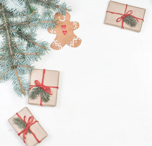 Weihnachtsgeschenke Tannenzweige Weihnachtsdekoration Festliche Symbole Auf Weißem Holzgrund Mit Kopierraum — Stockfoto