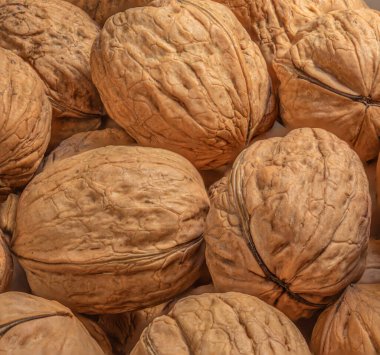 Koyu renk şarap masasında ceviz. Yeşil yapraklı ceviz çekirdekleri. Kopyalama alanı.