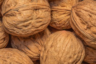 Koyu renk şarap masasında ceviz. Yeşil yapraklı ceviz çekirdekleri. Kopyalama alanı.