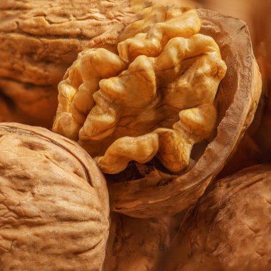 Koyu renk şarap masasında ceviz. Yeşil yapraklı ceviz çekirdekleri. Kopyalama alanı.