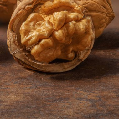 Koyu renk şarap masasında ceviz. Yeşil yapraklı ceviz çekirdekleri. Kopyalama alanı.