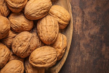 Koyu renk şarap masasında ceviz. Yeşil yapraklı ceviz çekirdekleri. Kopyalama alanı.