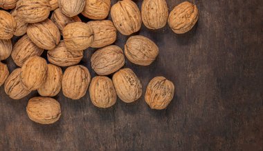 Koyu renk şarap masasında ceviz. Yeşil yapraklı ceviz çekirdekleri. Kopyalama alanı.