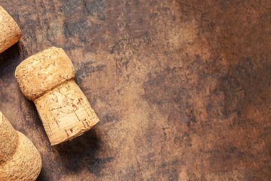 Şarap mantarları ahşap bir masaya yakın çekim yapar. Şarap, şenlik konsepti. Üst Manzara. Düz la