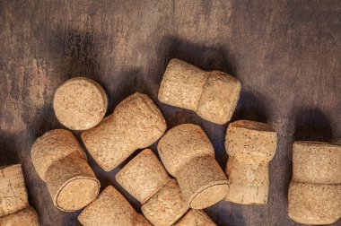 Şarap mantarları ahşap bir masaya yakın çekim yapar. Şarap, şenlik konsepti. Üst Manzara. Düz la