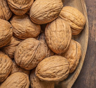 Koyu renk şarap masasında ceviz. Yeşil yapraklı ceviz çekirdekleri. Kopyalama alanı.