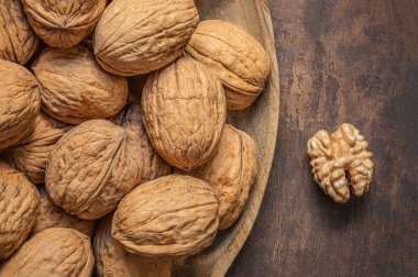 Koyu renk şarap masasında ceviz. Yeşil yapraklı ceviz çekirdekleri. Kopyalama alanı.