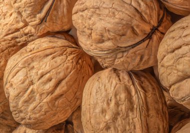 Koyu ahşap masada cevizler. Ceviz çekirdekleri, somunlar ve çoklu boşluk.