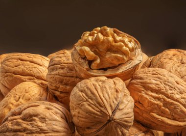 Cevizler yakın plan. Ceviz taneleri fındık, vejetaryen gıda konsepti