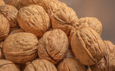 Koyu ahşap masada cevizler. Ceviz çekirdekleri, somunlar ve çoklu boşluk.