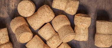 Ahşap bir masanın üzerindeki şarap mantarları. Şarap, şenlik konsepti. Üst Manzara. Düz la