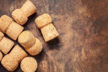 Ahşap bir masanın üzerindeki şarap mantarları. Şarap, şenlik konsepti. Üst Manzara. Düz la