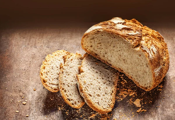 Koyu Ahşap Arka Planda Tam Tahıllı Ekmek Pastane Geleneksel Kırsal — Stok fotoğraf