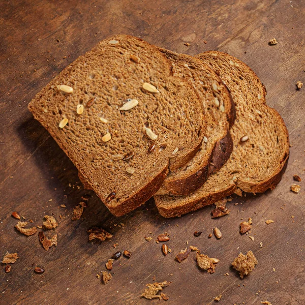 Celý Chléb Tmavém Dřevěném Pozadí Pekařství Rustikální Tradiční Pojetí Jídla — Stock fotografie