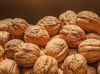 Koyu renk şarap masasında ceviz. Yeşil yapraklı ceviz çekirdekleri. Kopyalama alanı.
