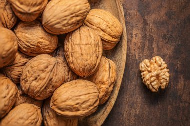 Koyu renk şarap masasında ceviz. Yeşil yapraklı ceviz çekirdekleri. Kopyalama alanı.