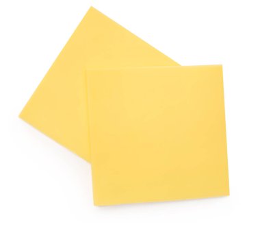 Peynir izole edilmiş. Beyaz arka planda Edam peyniri dilimleri, üst yaşam