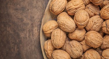 Koyu renk şarap masasında ceviz. Ceviz çekirdekleri üst görünüm, kopyalanma alanı.  