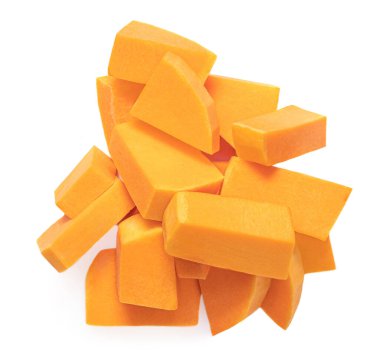 Dilimlenmiş balkabağı parçaları beyaz arka planda izole edilmiş. Doğranmış balkabağı küpleri. Üst Manzara. Düz la