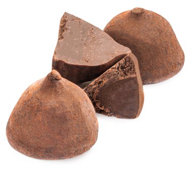 Beyaz arka planda izole edilmiş kakaoyla kaplı çikolatalı trüf şekerleri. Yer mantarı bütünü ve ısırılmış parçalar üst görünüm