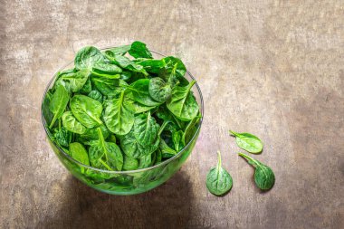 Tahta arka planda ıspanak yaprakları. Taze ıspanak kapanışı. Üst görünüm. Kopyalama