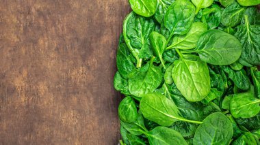  Ahşap arka planda ıspanak yaprakları. Taze ıspanak kapanışı. Üst görünüm. Kopyalama