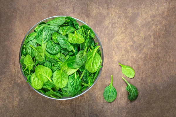 Spinach Leaves Bowl Wooden Table Fresh Spinach Closeup Copy Space — Stock Photo, Image