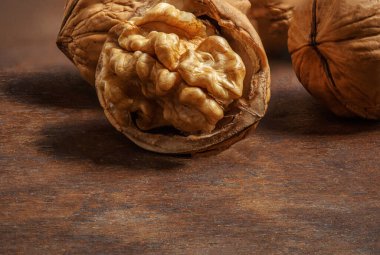 Koyu ahşap masada cevizler. Taze fındık çekirdekleri yakın plan