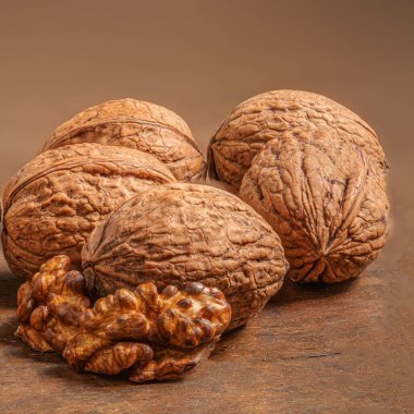 Koyu ahşap masada cevizler. Taze fındık çekirdekleri yakın plan