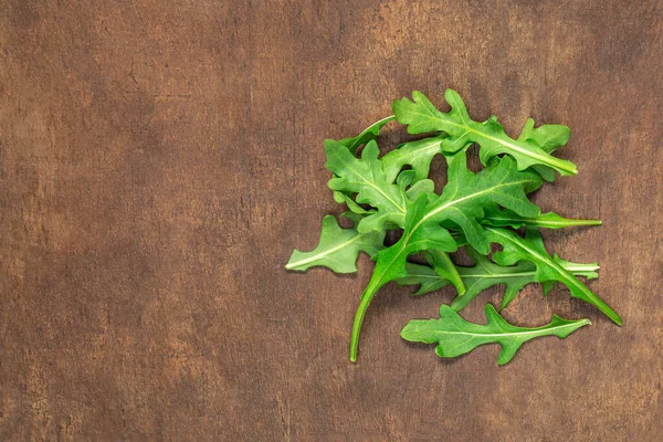 Ruccola Hoja Sobre Mesa Madera Pila Hojas Rúcula Verde Fresco — Foto de Stock