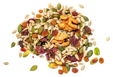 Fındık, tohum ve kuru meyveler beyaz arka planda izole edilmiş. Düz yatıyordu. Üst görünüm