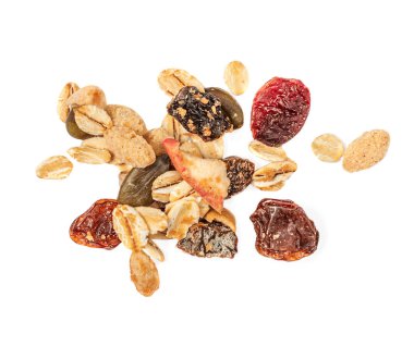 Fındıklı yulaf gevrekleri, tohumlar ve beyaz arka planda izole edilmiş kuru meyveler. Granola Flat yatıyordu. Üst yaşam