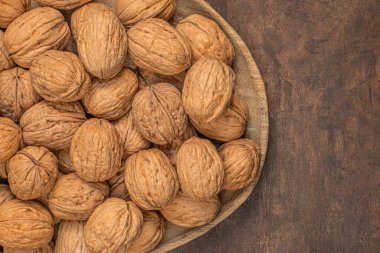 Koyu renk şarap masasında ceviz. Ceviz çekirdekleri üst görünüm, boşluk kopyala.  