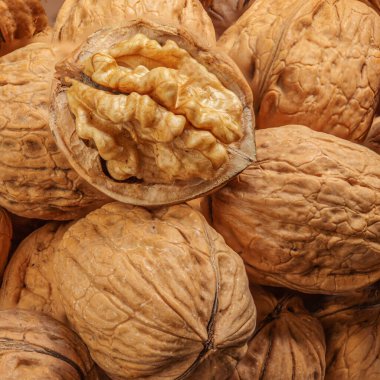 Ceviz arka planı. Duvar kağıdı gibi taze cevizler, poster