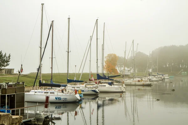 Yates en la niebla — Foto de Stock