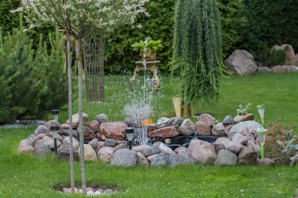 Fontän i en vacker trädgård — Stockfoto