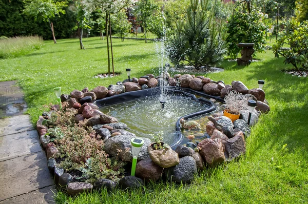 Fontana in campo — Foto Stock