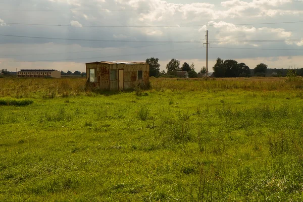 Övergivna vagn i fälten — Stockfoto