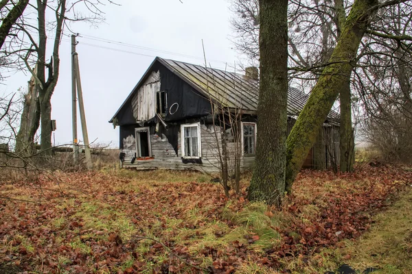秋の紅葉の中で倒壊した家屋 — ストック写真