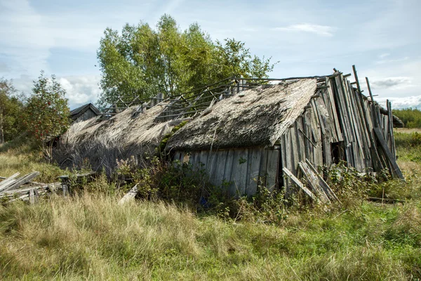 Una casa abbandonata nel campo — Foto Stock