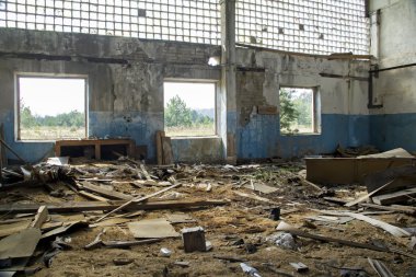 Terk edilmiş ve yıkılmış ev