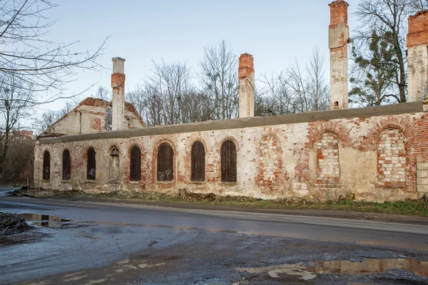 Casa abbandonata e rovinata — Foto Stock