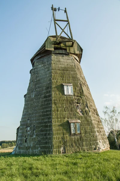 Vieux moulin debout dans le village — Photo