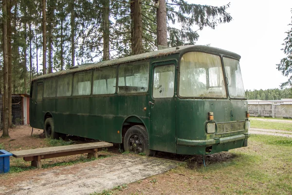 Buss stående i skogen — Stockfoto