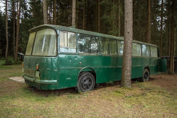 Заброшенный автобус — стоковое фото