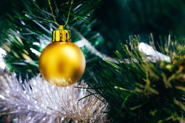 Altın Top Noel ağacı üzerinde