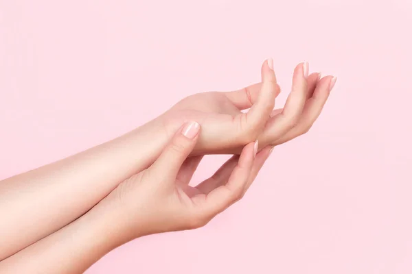 Vrouwelijke handen met naakte nagels — Stockfoto