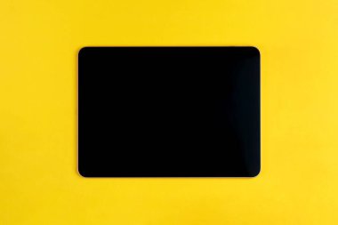 Sarı arka plan üzerinde dijital tablet