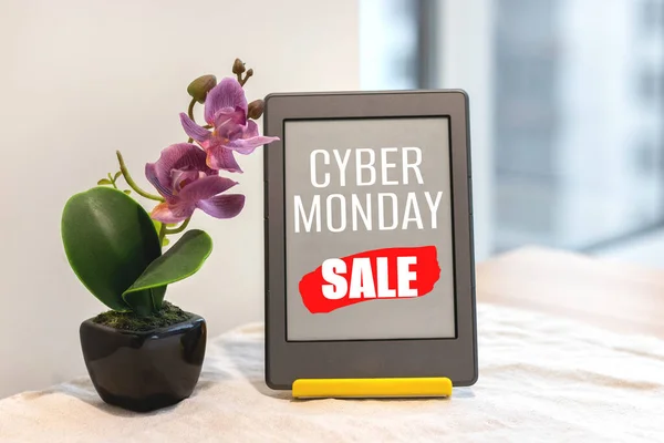 Cyber Monday Signe Sur Reader Livre Électronique Côté Orchidée Rose — Photo