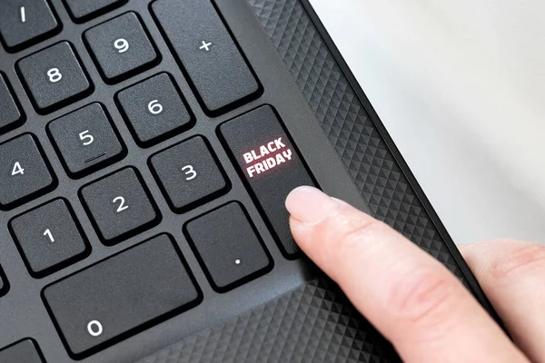 Toetsenbord Hoek Van Zwarte Laptop Met Vrouwelijke Vinger Klikken Black — Stockfoto